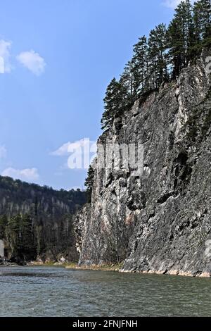 Felsen am Ufer des Zilim. Frühling im Naturpark Zilim, Republik Baschkortostan, Russland. Stockfoto