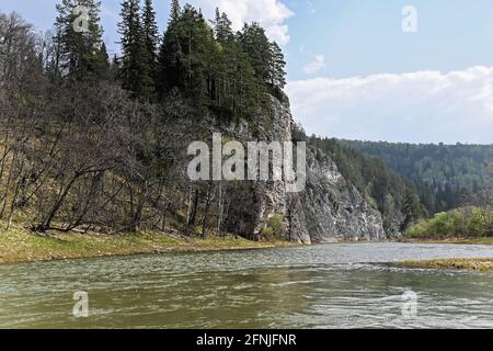 Felsen am Ufer des Zilim. Frühling im Naturpark Zilim, Republik Baschkortostan, Russland. Stockfoto