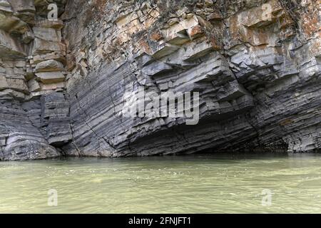 Felsen am Ufer des Zilim. Frühling im Naturpark Zilim, Republik Baschkortostan, Russland. Stockfoto