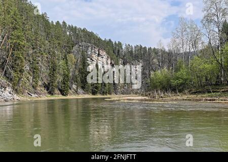 Felsen am Ufer des Zilim. Frühling im Naturpark Zilim, Republik Baschkortostan, Russland. Stockfoto