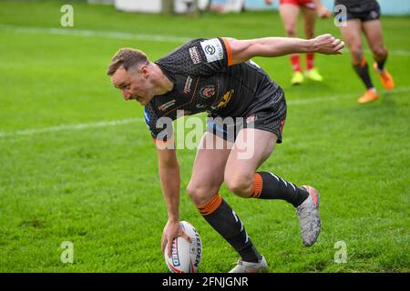 Castleford, Großbritannien. Mai 2021. James Clare von Castleford Tigers erzielt am 5/17/2021 den ersten Versuch in Castleford, Großbritannien. (Foto von Melie Allatt/News Images/Sipa USA) Quelle: SIPA USA/Alamy Live News Stockfoto