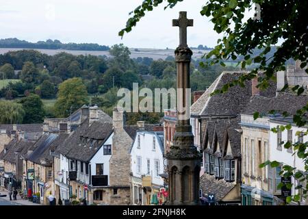 Gedenkkreuz für den Ersten und Zweiten Weltkrieg in der Stadt Cotswold in Burford, Oxfordshire, England, Großbritannien Stockfoto