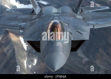 Ein Stealth-Kampfjet der US Air Force F-22 Raptor fliegt am 18. Juli 2019 in Alaska in Formation über den Joint Pacific Alaska Range Complex. Stockfoto