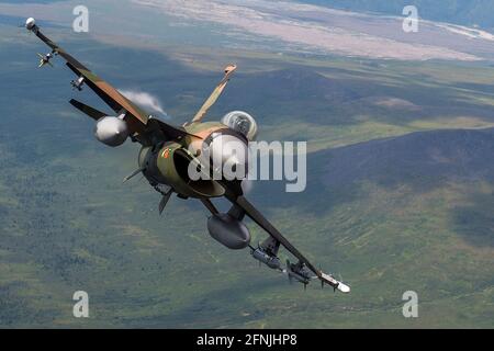 Ein F-16 Kampfflugzeug der US-Luftwaffe mit dem 18. Aggressor Squadron fliegt in Formation über dem Joint Pacific Alaska Range Complex am 18. Juli 2019 in Alaska. Stockfoto