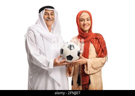 Reifer muslimischer Mann und eine junge Frau, die einen Fußball hält Zusammen isoliert auf weißem Hintergrund Stockfoto