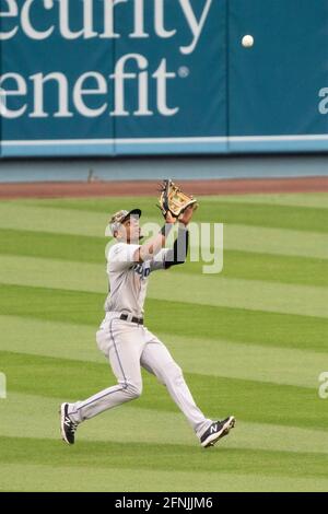 Miami Marlins Center Fielder Magneuris Sierra (34) macht einen Fang während eines MLB-Spiels gegen die Miami Marlins, Sonntag, 16. Mai 2021, in Los Angeles, CA Stockfoto