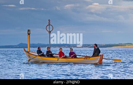 Portobello, Edinburgh, Schottland. VEREINIGTES KÖNIGREICH. Mai 2021. Mit den Covid-19-Beschränkungen in Schottland können die Mitglieder des Edinburgh Amateur Coastal Rowing Club zum ersten Mal seit dem letzten August auf dem Firth of Forth austreten. Quelle: Arch White/Alamy Live News Stockfoto