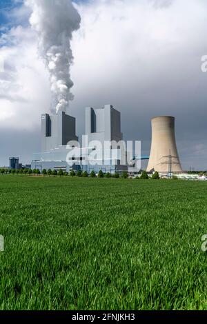 Braunkohlekraftwerk Neurath, bei Grevenbroich, RWE Power AG, Rheinisches Braunkohlebergbaugebiet, Feld, NRW, Deutschland, Stockfoto