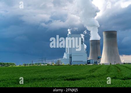 Braunkohlekraftwerk Neurath, bei Grevenbroich, RWE Power AG, Gewitterwolken über dem rheinischen Braunkohlebergbaugebiet, Feld, NRW, Deutschland, Stockfoto