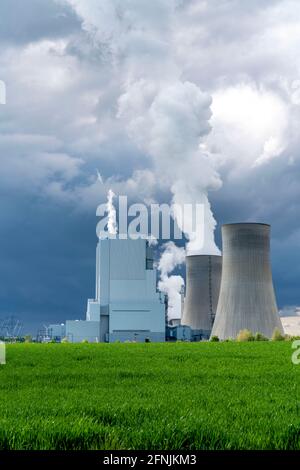 Braunkohlekraftwerk Neurath, bei Grevenbroich, RWE Power AG, Gewitterwolken über dem rheinischen Braunkohlebergbaugebiet, Feld, NRW, Deutschland, Stockfoto