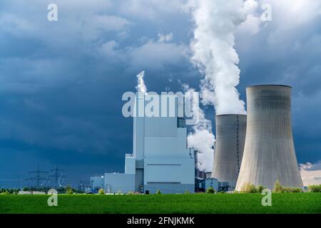 Braunkohlekraftwerk Neurath, bei Grevenbroich, RWE Power AG, Gewitterwolken über dem rheinischen Braunkohlebergbaugebiet, Feld, NRW, Deutschland, Stockfoto