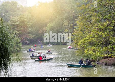 Sonniger Herbsttag im Central Park mit Menschen auf Booten in New York, USA Stockfoto