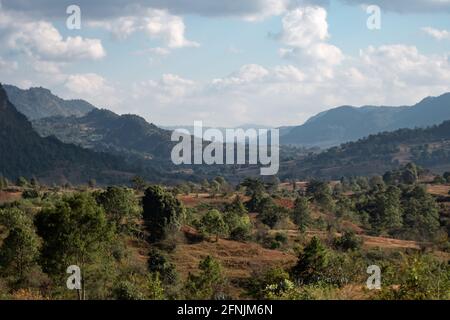 Wunderschöne Tallandschaft zwischen Hügeln und Bergen zwischen Kalaw und Inle Lake, Shan State, Myanmar Stockfoto