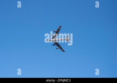 Moron De La Corona, Spanien. Mai 2021. Ein strategischer Bomber der US-Luftwaffe B-52H Stratofortress mit dem 2. Bombenflügel fliegt über den Himmel, während er sich auf die Landung auf dem Moron Air Base am 17. Mai 2021 in Moron de la Correas, Spanien, vorbereitet. Quelle: Planetpix/Alamy Live News Stockfoto