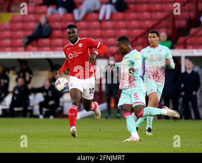 Barnsley, England, 17. Mai 2021. Daryl Dyke von Barnsley mit Marc Guehi von Swansea City während des Sky Bet Championship-Spiels in Oakwell, Barnsley. Bildnachweis sollte lauten: Andrew Yates / Sportimage Kredit: Sportimage/Alamy Live News Stockfoto