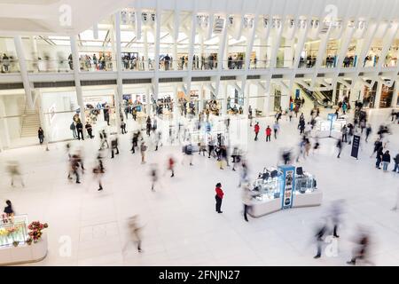 Menschen, die sich im Inneren des Oculus, dem modernen Bahnhof von New York, bewegen Stockfoto