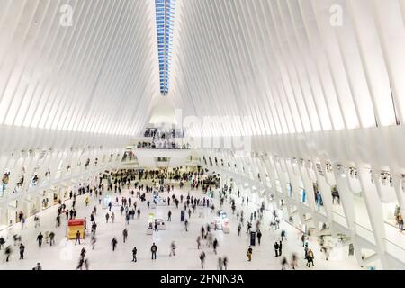 Menschen, die sich im Inneren des Oculus, dem modernen Bahnhof von New York, bewegen Stockfoto