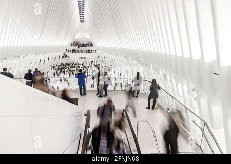 Menschen, die sich im Inneren des Oculus, dem modernen Bahnhof von New York, bewegen Stockfoto