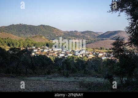 Ein kleines Bauerndorf in einem Tal zwischen Kalaw und Inle Lake, Shan-Staat in der Abendsonne in Myanmar Stockfoto