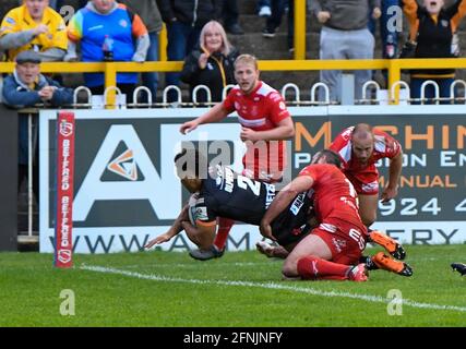 Castleford, Großbritannien. Mai 2021. Derrell Olpherts von Castleford Tigers erzielt Castleford am 5/17/2021 den dritten Versuch in Castleford, Großbritannien. (Foto von Melie Allatt/News Images/Sipa USA) Quelle: SIPA USA/Alamy Live News Stockfoto