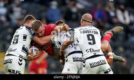 Danny Houghton (rechts) von Hull stellt sich gegen Mike McMeeken von Catalans Dragons während des Matches der Betfred Super League im KCOM Stadium, Hull. Bilddatum: Montag, 17. Mai 2021. Stockfoto