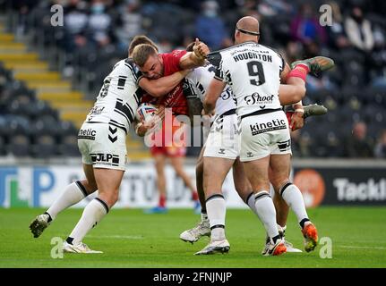 Danny Houghton (rechts) von Hull stellt sich gegen Mike McMeeken von Catalans Dragons während des Matches der Betfred Super League im KCOM Stadium, Hull. Bilddatum: Montag, 17. Mai 2021. Stockfoto