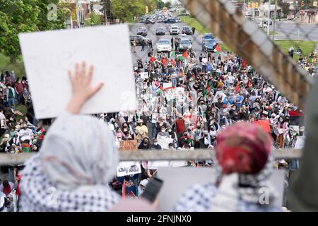 Dearborn, USA. Mai 2021. Am 15. Mai 2021 versammelten sich einige Tausend Menschen in Dearborn, Michigan, um sich gegen die israelische Besatzung und Luftangriffe auf Palästinenser zu versammeln. Der Protest wurde von der palästinensischen Jugendbewegung organisiert und Dearborn beherbergt die größte arabisch-amerikanische Bevölkerung in den USA (Foto: Dominick Sokotoff/Sipa USA) Quelle: SIPA USA/Alamy Live News Stockfoto