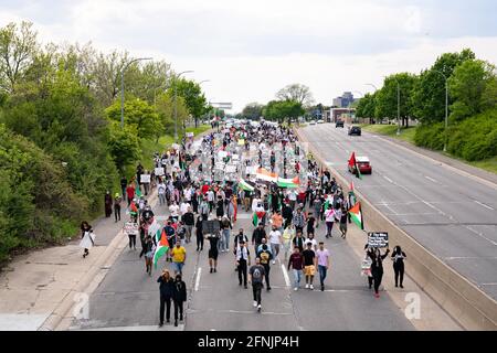 Dearborn, USA. Mai 2021. Am 15. Mai 2021 versammelten sich einige Tausend Menschen in Dearborn, Michigan, um sich gegen die israelische Besatzung und Luftangriffe auf Palästinenser zu versammeln. Der Protest wurde von der palästinensischen Jugendbewegung organisiert und Dearborn beherbergt die größte arabisch-amerikanische Bevölkerung in den USA (Foto: Dominick Sokotoff/Sipa USA) Quelle: SIPA USA/Alamy Live News Stockfoto