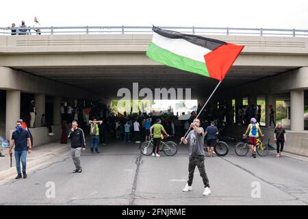 Dearborn, Michigan, USA. Mai 2021. Am 15. Mai 2021 versammelten sich einige Tausend Menschen in Dearborn, Michigan, um sich gegen die israelische Besatzung und Luftangriffe auf Palästinenser zu versammeln. Der Protest wurde von der palästinensischen Jugendbewegung organisiert und Dearborn beherbergt die größte arabisch-amerikanische Bevölkerung in den USA.Quelle: Dominick Sokotoff/ZUMA Wire/Alamy Live News Stockfoto