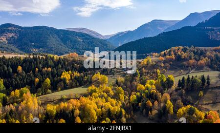 Ein hochwertiges Foto von Hügeln, die sich unter dem blauen Himmel über den Horizont erstrecken. Stockfoto