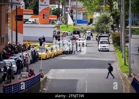 Pasto, Narino, Kolumbien. Mai 2021. Eine riesige Reihe von Autos stapelt sich, um eine Tankstelle zu erreichen, um ihr Gas zu füllen, inmitten massiver Kraftstoffknappheit aufgrund der Zunahme von Protesten in Kolumbien gegen Polizeibrutalität und Missbrauchsfälle, die in den letzten 20 Tagen zu 16 misshandelten Frauen und mehr als 40 Toten führen Von regierungsanfhrenden nationalen Streiks, in Pasto, Narino am 16. Mai 2021 Quelle: Camilo Erasso/LongVisual/ZUMA Wire/Alamy Live News Stockfoto