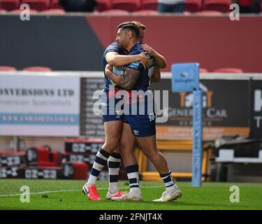 Charles Piutau von Bristol Bears feiert seinen Versuch mit Max Malins von Bristol Bears Stockfoto