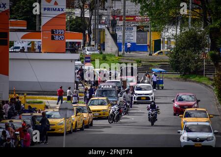 Pasto, Narino, Kolumbien. Mai 2021. Eine riesige Reihe von Autos stapelt sich, um eine Tankstelle zu erreichen, um ihr Gas zu füllen, inmitten massiver Kraftstoffknappheit aufgrund der Zunahme von Protesten in Kolumbien gegen Polizeibrutalität und Missbrauchsfälle, die in den letzten 20 Tagen zu 16 misshandelten Frauen und mehr als 40 Toten führen Von regierungsanfhrenden nationalen Streiks, in Pasto, Narino am 16. Mai 2021 Quelle: Camilo Erasso/LongVisual/ZUMA Wire/Alamy Live News Stockfoto