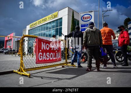 Pasto, Narino, Kolumbien. Mai 2021. Menschen stehen vor einer Tankstelle mit einem Banner mit der Aufschrift „'kein Kraftstoff verfügbar''“, inmitten massiver Kraftstoffknappheit aufgrund der Zunahme von Protesten in Kolumbien gegen Polizeibrutalität und Missbrauchsfälle, die in den letzten 20 Tagen zu 16 misshandelten Frauen und mehr als 40 Toten geführt haben Regierungsfeindlicher nationaler Streik, in Pasto, Narino am 16. Mai 2021 Quelle: Camilo Erasso/LongVisual/ZUMA Wire/Alamy Live News Stockfoto