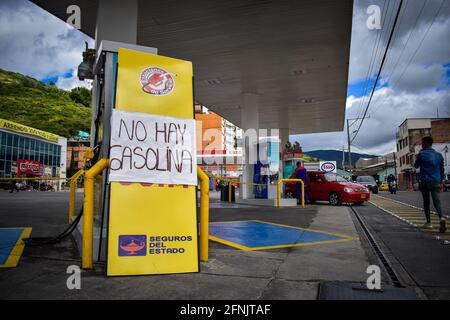 Pasto, Narino, Kolumbien. Mai 2021. Eine Gasstation zeigt ein Zeichen mit der Aufschrift „kein Kraftstoff verfügbar“, inmitten massiver Kraftstoffknappheit aufgrund der Zunahme von Protesten in Kolumbien gegen Polizeibrutalität und Missbrauchsfälle, die in den letzten 20 Tagen des Nationalen Angriffs gegen die Regierung zu 16 misshandelten Frauen und mehr als 40 Toten führen, In Pasto, Narino am 16. Mai 2021 Credit: Camilo Erasso/LongVisual/ZUMA Wire/Alamy Live News Stockfoto