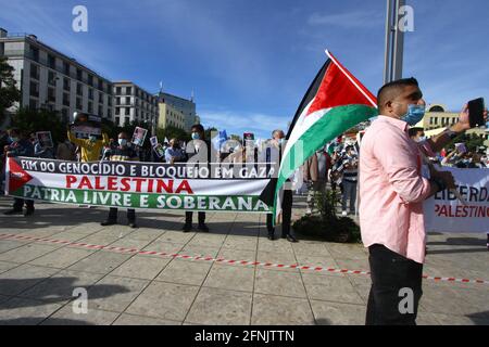 Lissabon, Portugal. Mai 2021. Die Demonstranten tragen Fahnen und Banner zur Unterstützung des palästinensischen Volkes während einer Kundgebung in Lissabon gegen die israelische Einmischung. Die Kundgebung für „Solidarität mit Palästina“ fand auf dem Martim Moniz-Platz in der portugiesischen Hauptstadt statt und wurde vom portugiesischen Rat für Frieden und Zusammenarbeit (CPPC) organisiert. Die Bewegung für die Rechte des palästinensischen Volkes und für den Frieden im Nahen Osten (MPPM) und der Allgemeine Verband der portugiesischen Arbeitnehmer - Nationale Gewerkschaft (CGTP-IN). Kredit: SOPA Images Limited/Alamy Live Nachrichten Stockfoto