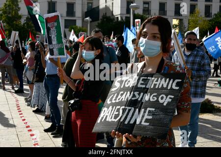 Lissabon, Portugal. Mai 2021. Demonstranten tragen Plakate zur Unterstützung des palästinensischen Volkes bei einer Kundgebung in Lissabon gegen die israelische Intervention. Die Kundgebung für „Solidarität mit Palästina“ fand auf dem Martim Moniz-Platz in der portugiesischen Hauptstadt statt und wurde vom portugiesischen Rat für Frieden und Zusammenarbeit (CPPC) organisiert. Die Bewegung für die Rechte des palästinensischen Volkes und für den Frieden im Nahen Osten (MPPM) und der Allgemeine Verband der portugiesischen Arbeitnehmer - Nationale Gewerkschaft (CGTP-IN). Kredit: SOPA Images Limited/Alamy Live Nachrichten Stockfoto