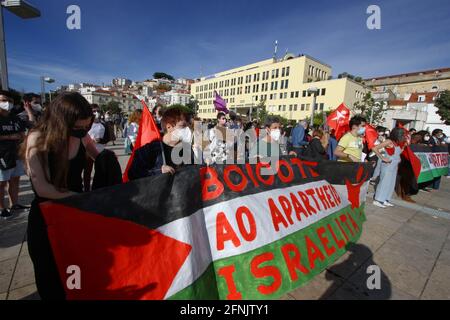 Lissabon, Portugal. Mai 2021. Demonstranten tragen Banner zur Unterstützung des palästinensischen Volkes während einer Kundgebung in Lissabon gegen die israelische Intervention. Die Kundgebung für „Solidarität mit Palästina“ fand auf dem Martim Moniz-Platz in der portugiesischen Hauptstadt statt und wurde vom portugiesischen Rat für Frieden und Zusammenarbeit (CPPC) organisiert. Die Bewegung für die Rechte des palästinensischen Volkes und für den Frieden im Nahen Osten (MPPM) und der Allgemeine Verband der portugiesischen Arbeitnehmer - Nationale Gewerkschaft (CGTP-IN). Kredit: SOPA Images Limited/Alamy Live Nachrichten Stockfoto