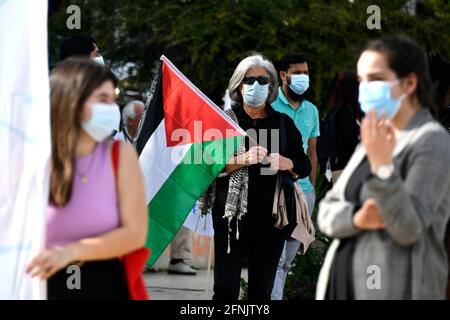 Lissabon, Portugal. Mai 2021. Während einer Kundgebung in Lissabon gegen die israelische Einmischung trägt ein Demonstranten eine palästinensische Fahne.die Kundgebung für "Solidarität mit Palästina" fand auf dem Martim Moniz-Platz in der portugiesischen Hauptstadt statt und wurde vom portugiesischen Rat für Frieden und Zusammenarbeit (CPPC) organisiert. Die Bewegung für die Rechte des palästinensischen Volkes und für den Frieden im Nahen Osten (MPPM) und der Allgemeine Verband der portugiesischen Arbeitnehmer - Nationale Gewerkschaft (CGTP-IN). Kredit: SOPA Images Limited/Alamy Live Nachrichten Stockfoto