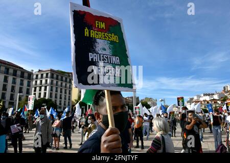 Lissabon, Portugal. Mai 2021. Ein Demonstranten trägt ein Protestplakat während einer Kundgebung in Lissabon gegen die Einmischung Israels. Die Kundgebung für „Solidarität mit Palästina“ fand auf dem Martim Moniz-Platz in der portugiesischen Hauptstadt statt und wurde vom portugiesischen Rat für Frieden und Zusammenarbeit (CPPC) organisiert. Die Bewegung für die Rechte des palästinensischen Volkes und für den Frieden im Nahen Osten (MPPM) und der Allgemeine Verband der portugiesischen Arbeitnehmer - Nationale Gewerkschaft (CGTP-IN). Kredit: SOPA Images Limited/Alamy Live Nachrichten Stockfoto