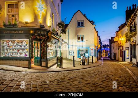 Weihnachtsschmuck auf der Church Street, Whitby, North Yorkshire Stockfoto