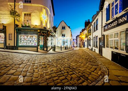 Weihnachtsschmuck auf der Church Street, Whitby, North Yorkshire Stockfoto