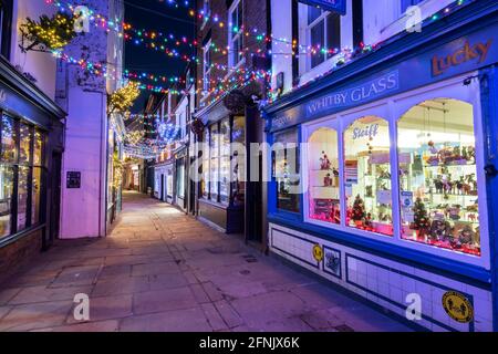 Weihnachtsbeleuchtung in der Sandgate Street, Whitby, North Yorkshire Stockfoto