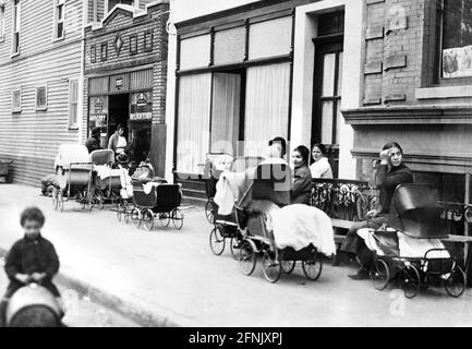 Frauen mit Kindern außerhalb der Sanger Clinic, erste Geburtskontrollklinik in den USA, 46 Amboy Street, Brooklyn, New York, USA, Social Press Association, 27. Oktober 1916 Stockfoto