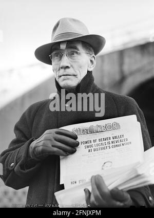 Gewerkschaftsmitglied, das „Steel Labour“ in der Nähe des Eingangs von Jones and Laughlin Steel Corporation, Aliquippa, Pennsylvania, USA, Jack Delano, US Office of war Information, Januar 1941 Stockfoto