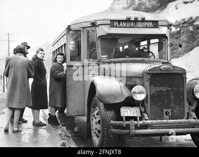 Young Women Boarding Bus to go Home at End of Workday, Jones and Laughlin Steel Corporation, Aliquippa, Pennsylvania, USA, Jack Delano, US Office of war Information, Januar 1941 Stockfoto