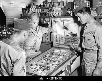 Drei Soldaten vom Militärstützpunkt Fort Benning bei Pinball Machine im Country Store, Phenix City, Alabama, USA, Jack Delano, US Office of war Information, Mai 1941 Stockfoto