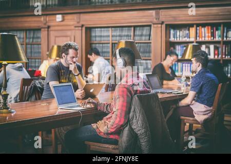 Menschen, die in der öffentlichen Bibliothek in New York City arbeiten und studieren Stockfoto