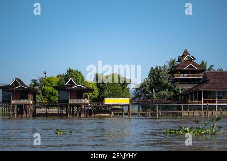 Rote Hochhäuser am Flussufer der Kanäle am Inle Lake, Nyaung Shwe, Shan State, Mayanmar Stockfoto