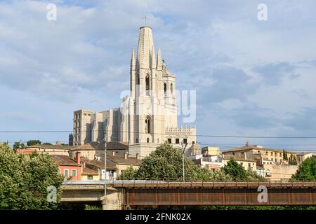 Collegiate Kirche von Sant Feliu (Felix) nach Sant Feliu Brücke über Fluss Onyar in Girona, Katalonien, Spanien. Stockfoto